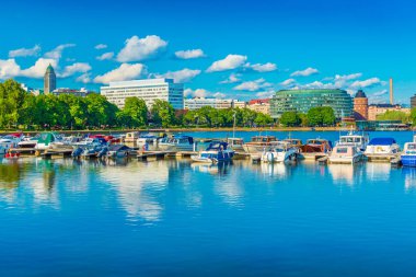 Helsinki silueti, eski ve modern mimarisi ile Cityscape, Park, ve tekneler ile bir göl, Finlandiya