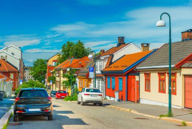 Oslo, Norveç'te bir sokakta renkli evler. Geleneksel İskandinav ahşap mimarisi