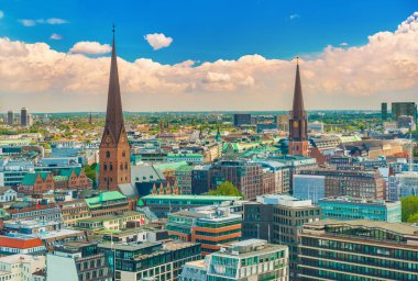 Hamburg, Almanya'nın havadan panoraması. Tarihi simgesel yapılar ve arka planda güzel gökyüzü ile Cityscape