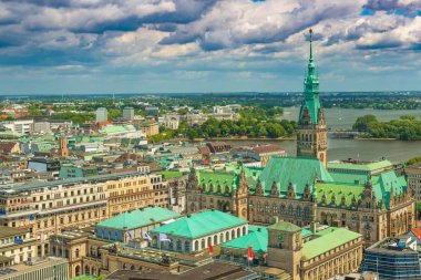 Cityscape Hamburg Cityscape Cityscape City Hall ve arka planda dramatik fırtınalı gökyüzü, Almanya