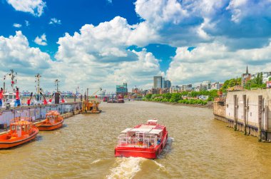 Turist ile kırmızı bir gemi Hamburg Elbe Nehri üzerinde yelken, Almanya