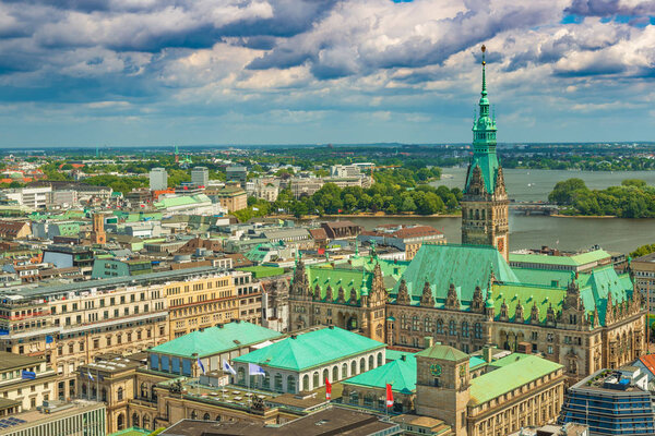 Stadtbild von Hamburg mit Rathaus und dramatisch stürmischem Himmel im Hintergrund, Deutschland — Stockfoto