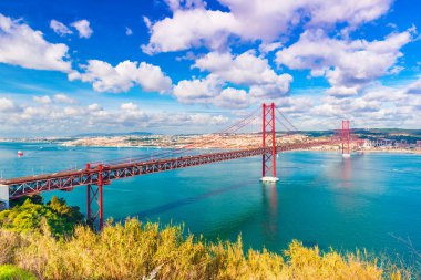 25 Nisan Köprüsü (Ponte 25 de Abril) Lizbon, Portekiz. Güzel gökyüzü ile pitoresk siluet