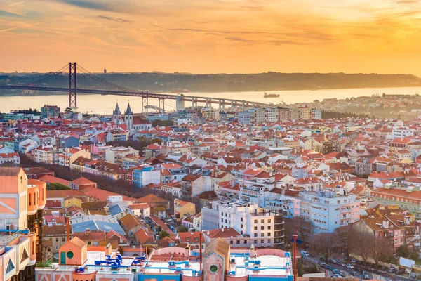 Lizbon, Portekiz üzerinde güzel gün batımı. Akşam şehir manzarası, hava panoraması — Stok fotoğraf