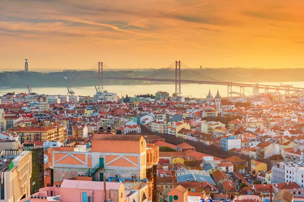 Festői naplemente felett Lisszabon, Portugália. Esti panoráma a portugál fővárosba — Stock Fotó