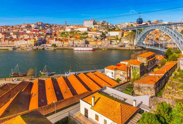 Cityscape Porto z mostu Dom Luis I, starej architektury i kolejki linowej, Portugalia — Zdjęcie stockowe