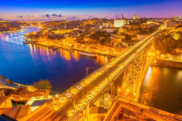 Porto (Oporto), Portekiz'de güzel gün batımı. Ünlü Portekiz şehrinin akşam manzarası — Stok fotoğraf