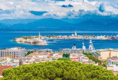 Arka planda mavi dağlar ile Messina liman güzel panorama. Bu Latince 