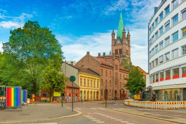 Pride geçit günlerinde Oslo ve Grönland Kilisesi (Gronland Kirke) bir sokak görünümü, Norveç