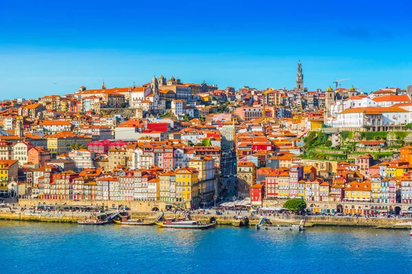 Widok na centrum Porto (Oporto), Portugalia. Cityscape drugiego największego portugalskiego miasta. (Istnieją pewne przewody drogi kablowej na pierwszym planie) — Zdjęcie stockowe
