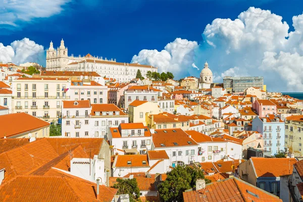 Piękne pejzaże Lizbony z zabytkowych budynków i ogromnych chmur Cumulus, Portugalia — Zdjęcie stockowe