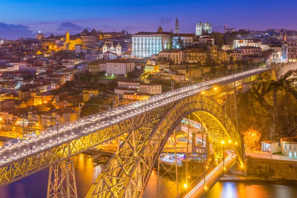 Portekiz'in ünlü porto şehrinin akşam manzarası (Oporto), Portekiz — Stok fotoğraf