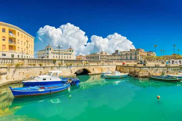 Ortygia (Ortigia), Syracuse, İtalya manzaralı. Sicilya ünlü tarihi yerin Cityscape 
