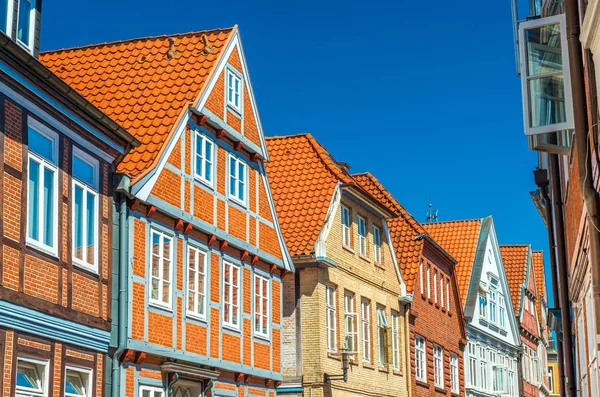 Egy utca, hagyományos német építészeti, favázas házak piros tetőcserepek, Stade, Németország — Stock Fotó