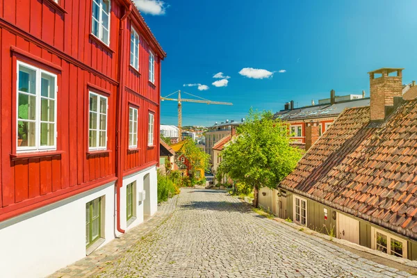 Öreg faházak Oslóban, kilátás az egyik legrégebbi utcákra a városban, Norvégiában — Stock Fotó