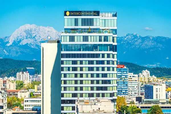 Liubliana - septiembre 2019, Eslovenia: Impresionante vista del edificio del hotel intercontinental con montañas nevadas en el fondo. Arquitectura moderna de nueva construcción — Foto de Stock