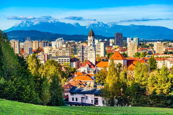 Beautiful evening cityscape of Ljubljana, Slovenia — Stock Photo, Image