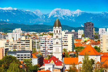 Ljubljana 'nın arka planında dağlar olan görkemli manzarası, Slovenya