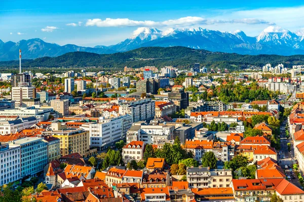 Beautiful cityscape of Ljubljana with picturesque mountains on the horizon, Slovenia — Stock Photo, Image