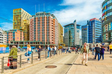 Oslo - Haziran 2019, Norveç: Oslo şehir merkezi, modern binalar ve yürüyen insanlar. Norveç 'in başkentinde renkli mimari