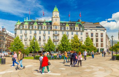 Oslo - Haziran 2019, Norveç: Oslo Oteli manzarası ve etrafta dolaşan insanlar