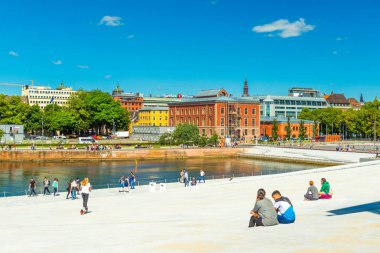 Oslo - Haziran 2019, Norveç: Oslo 'nun orta kesiminde bir setin manzarası. Opera binasının yakınında yürüyen insanlarla dolu şehir manzarası.