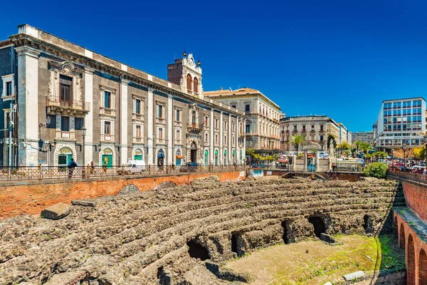 Catania - Abril 2019, Italia: Anfiteatro Romano de Catania, ruinas de un antiguo teatro — Foto de Stock
