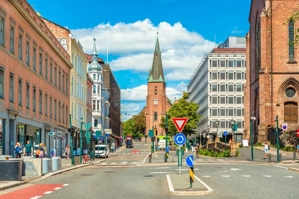 Oslo - június 2019, Norvégia: Kilátás a Szent Olav katedrálisra Oslo központjában. Egy utca történelmi építészettel és sétáló emberekkel. — Stock Fotó