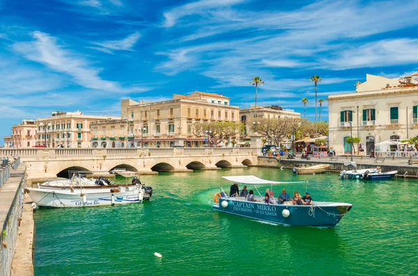 Syracuse - Mayıs 2019, İtalya: Umbertino Köprüsü (Ponte Umbertino) ile Ortygia şehri, eski tarihi binalar ve turist dolu bir tekne 