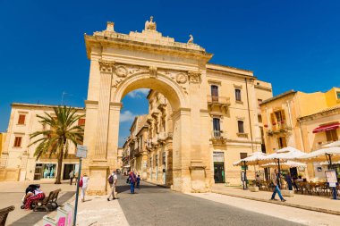 Noto - Nisan 2019, Sicilya, İtalya: İtalyan Barok 'unun başkenti olarak kabul edilen Sicilya şehrinin şehir kapısı 
