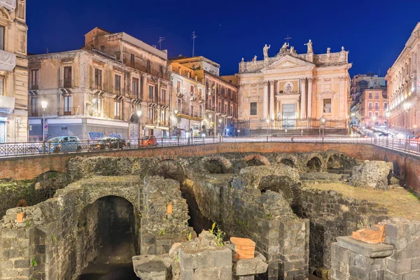 Catania - Abril 2019, Sicilia, Italia: Vista nocturna del Anfiteatro Romano de Catania, ruinas de un antiguo teatro en la famosa ciudad siciliana — Foto de Stock