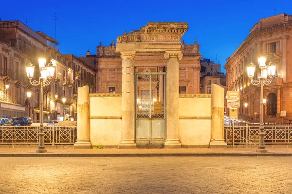 Catania - Nisan 2019, İtalya: Roma Amfitiyatrosunun giriş kapısı — Stok fotoğraf