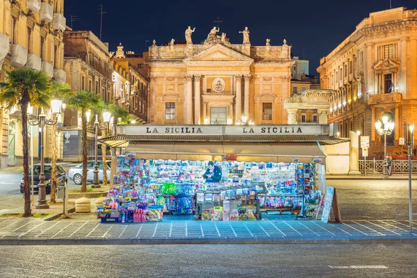 Catania - April 2019, Italy: A newsstand La Sicilia (The Sicily) on one of the major squares of the city — Stock Photo, Image