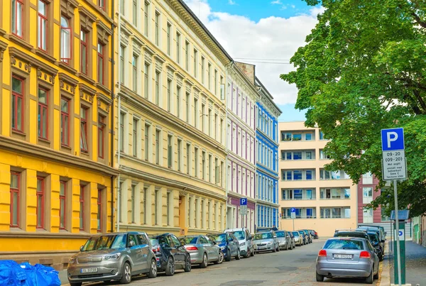 Oslo - Haziran 2019, Norveç: Renkli tarihi mimarisi ve arabaları cadde boyunca park edilmiş Oslo Caddesi
