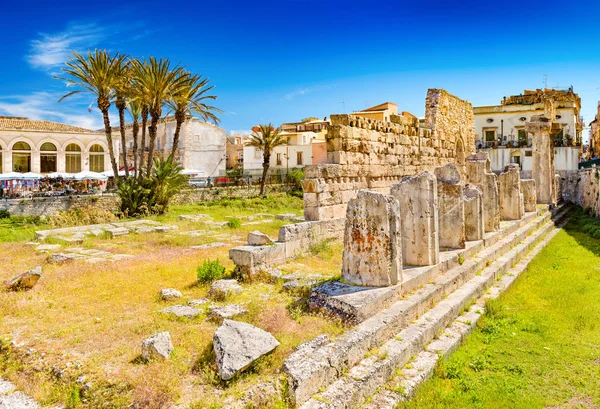 Syrakus - april 2019, sizilien, italien: der apollo-tempel auf der ortygia-insel, eines der bedeutendsten denkmäler der stadt — Stockfoto