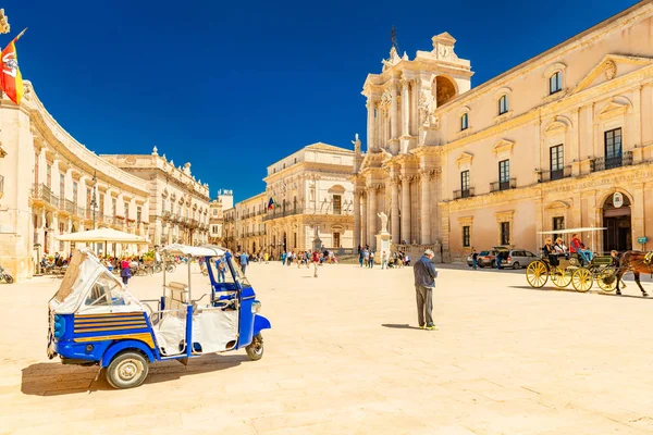 Ortygia - April 2019, Syracuse, Italy: View of The Cathedral of Syracuse and the central square (Piazza Duomo) with walking people — Stock Photo, Image