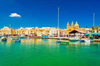 Marsaxlokk - Mayıs 2025, Malta - Resimli bir Malta balıkçı köyünün manzarası.