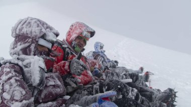 Cotopaxi, Pichincha / Ekvator, 16 Temmuz 2015: Grup dağcılardan inmeye başlayacak geçmek kar fırtınası için beklerken Cotopaxi volkan Zirvesi'nde dondurma