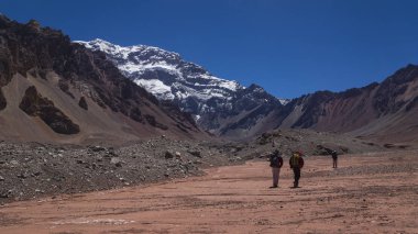 Parkta Aconcagua il il Mendoza Arjantin Aconcagua Dağı Güney tarafına doğru yürüyen turist Grup