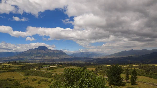 夏の日 エクアドルの Imbabura 火山周辺耕作地の風景を見る — ストック写真