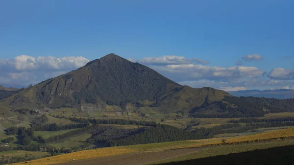 Blick Auf Felder Den Ecuadorianischen Bergen Der Nähe Des Vulkans — Stockfoto