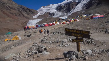 Aconcagua, Mendoza / Arjantin, 14 Şubat 2014: panoramik Plaza de gidiyorlar, Aconcagua Dağı'nın ana kamp gün boyunca