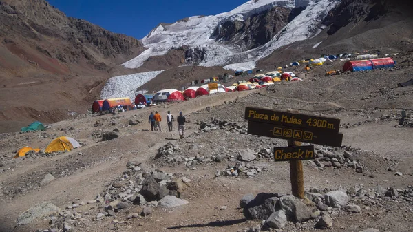 Aconcagua, Mendoza / Arjantin, 14 Şubat 2014: panoramik Plaza de gidiyorlar, Aconcagua Dağı'nın ana kamp gün boyunca