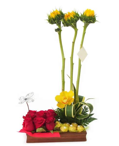 Floral Δώρο Διακανονισμός Γίνεται Κόκκινα Τριαντάφυλλα Και Ηλίανθοι Μακροχρόνιους Μίσχους — Φωτογραφία Αρχείου