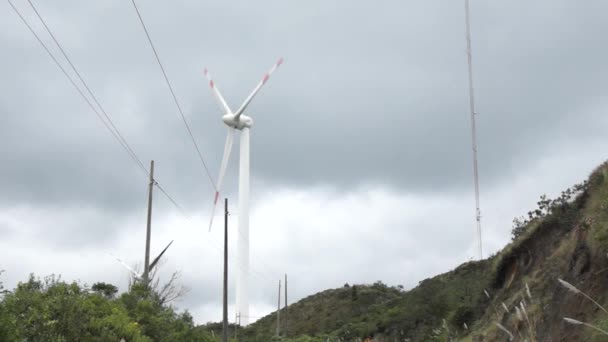 Blick Auf Eine Windkraftanlage Einem Bewölkten Tag — Stockvideo