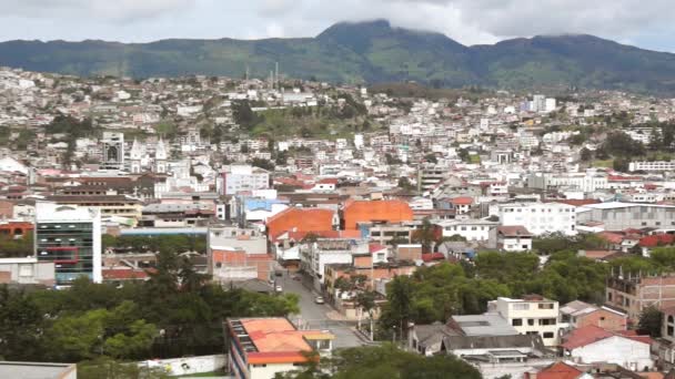 厄瓜多尔洛哈市的全景 多云的下午 地平线上耸立着群山 — 图库视频影像