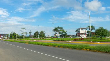 Nueva Loja, Sucumbios / Ekvador - 8 Aralık 2019: Bulutlu gökyüzü ile Nueva Loja Eğlence Parkı 'nın panoramik manzarası