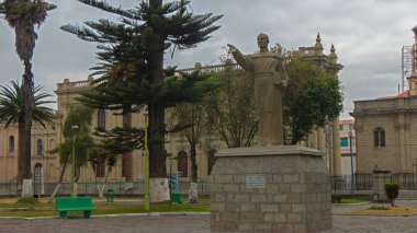 Riobamba, Chimborazo / Ekvador - 10 Şubat 2019: İsa 'nın Kutsal Kalbi Bazilikası' nın önündeki La Libertad parkının manzarası