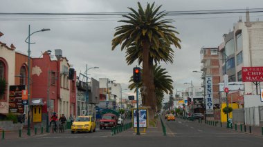 Riobamba, Chimborazo / Ekvador - 10 Şubat 2019: Şehrin ticari bölgesinde bir cadde boyunca giden arabalar