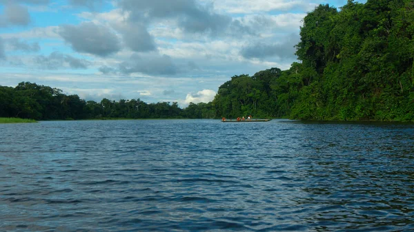 Nueva Loja Sucumbios Ecuador December 2019 Τουρίστες Ταξιδεύουν Βάρκα Στη — Φωτογραφία Αρχείου